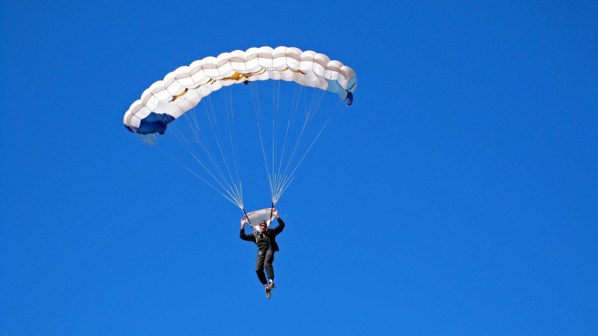 “成都滑轮赛场，年轻选手挑战历史，激烈角逐进行时”